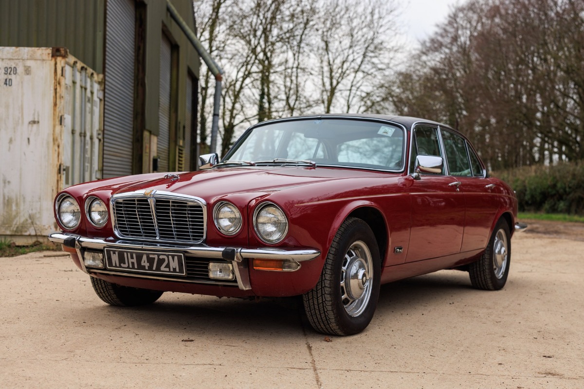 1974 Jaguar XJ6 Image 3